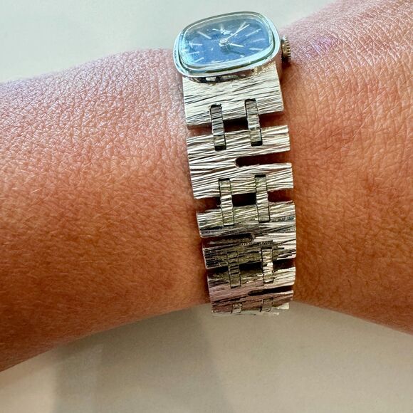 Vintage Caravelle Bulova Women's Silver Tone Mechanical Wrist Watch - Picture 2 of 10